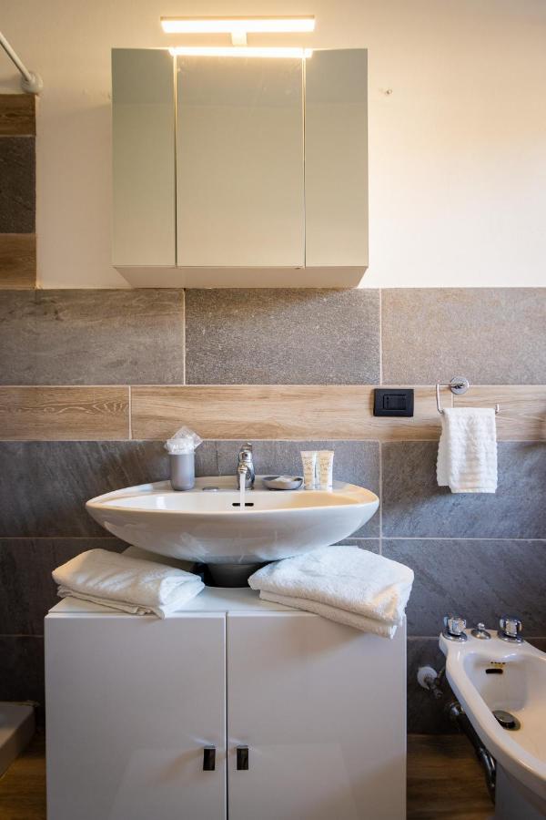 Blue Wave Apartment Arona - Lago Maggiore ภายนอก รูปภาพ